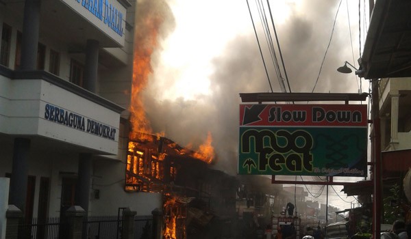 Kebakaran hebat terjadi di Lingkungan Satu, Kelurahan Pasar Sungaipenuh, Kecamatan Sungaipenuh, Kota Sungaipenuh sekitar pukul 08.30 Selasa (16/9)